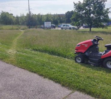 sekání trávy zahradním traktorem