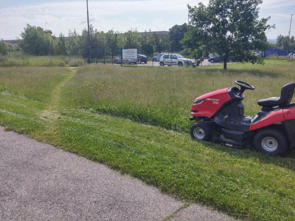 sekání trávy zahradním traktorem